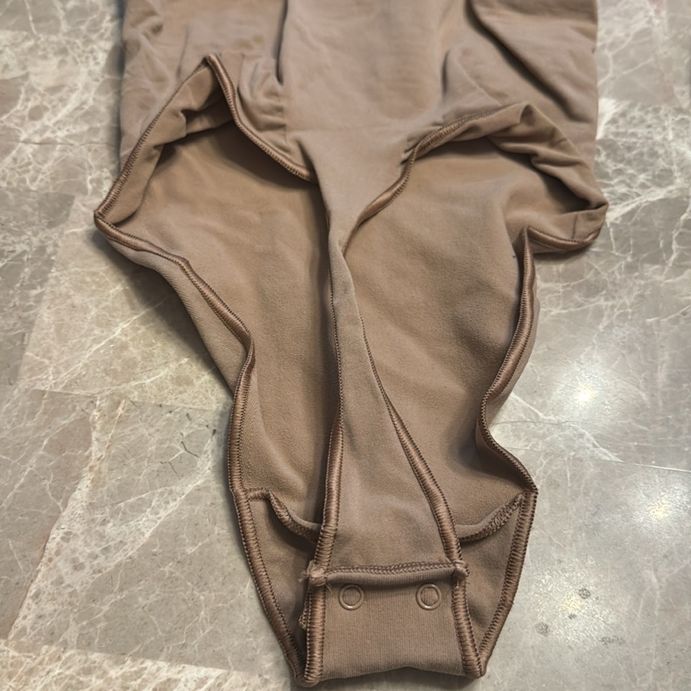 SKIMS SEAMLESS SCULPT THONG BODYSUIT - Picture 7 of 11